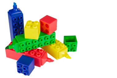 Dört farklı renkte işaret beyaz arka plana dağılmış, kapaklar açık, ofis konsepti, izole edilmiş.