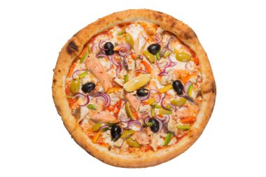 Deniz mahsullü İtalyan pizzası, beyaz arka planda yassı, izole edilmiş.
