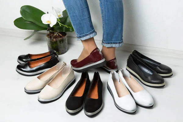Frauenfüße Weinroten Schuhen Umgeben Von Einem Sortiment Damenschuhen Das Konzept — Stockfoto