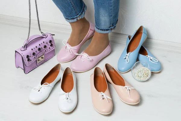 Pembe yaz ayakkabıları içinde kadın bacakları, çeşitli ayakkabılar, bahar alışverişi konsepti