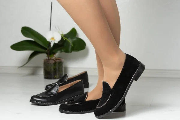 Piernas Femeninas Ante Negro Zapatos Casuales Con Tacones Pequeños Concepto — Foto de Stock