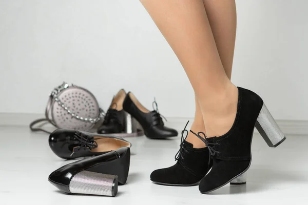 Női Lábak Fekete Cipőben Ezüst Magassarkúval Cipővel Tartozékokkal Elszórva Közelben — Stock Fotó