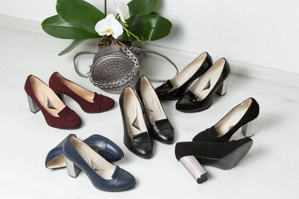 Mehrere Paar Schuhe Auf Dem Boden Ein Sortiment Damenschuhen Und — Stockfoto