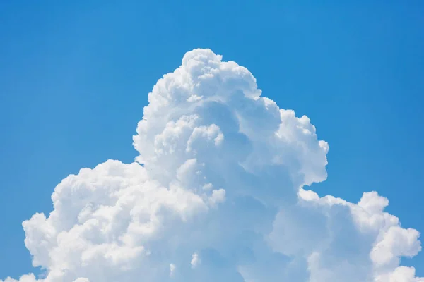 Grande Volume Nuvem Branca Close Semelhante Sorvete Chantilly Conceito — Fotografia de Stock