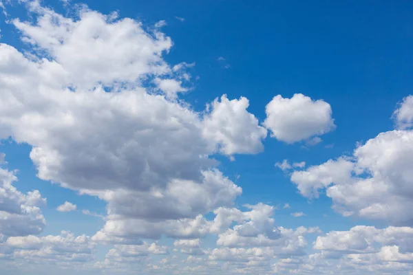 Ada Banyak Awan Langit Biru Bagian Depan Ada Awan Cumulus — Stok Foto