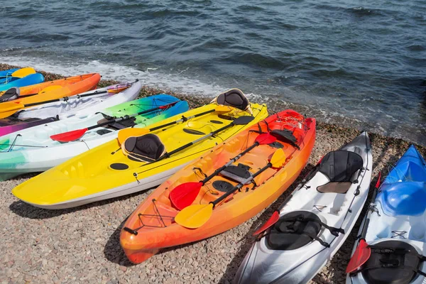 Muchos Kayaks Colores Pie Una Fila Playa Concepto Verano —  Fotos de Stock