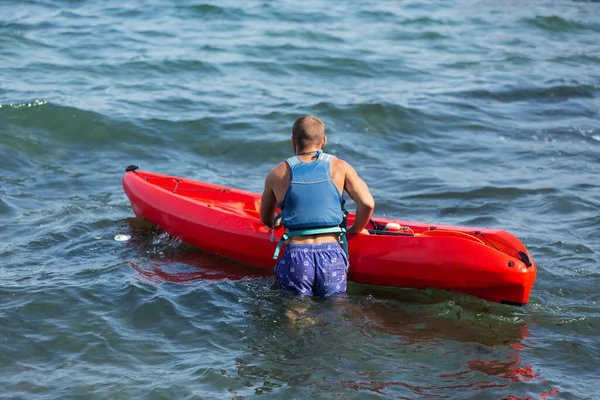 Man Stands Water Holds Red Kayak Water Sports Concept — Stock Photo, Image