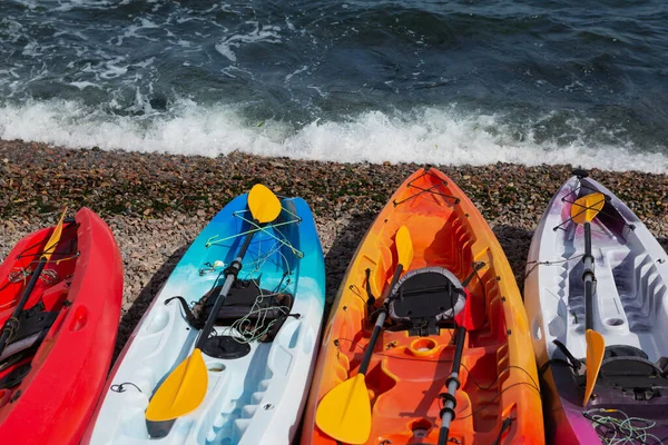 Four Multi Colored Kayaks Stand Beach Small Pebbles Sea View — Stock Photo, Image