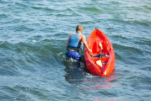 Man Water One Hand Holds Red Kayak Water Sports Lifestyle — Stock Photo, Image