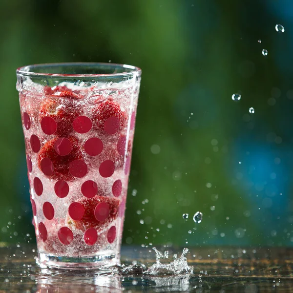 Glass Red Peas Carbonated Drink Strawberries Surrounded Water Splashes Copy — Stock Photo, Image