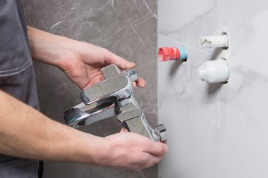 Bir çilingir, bir su mikserinin musluğu, bir odanın onarımı, bir duş odasını tamamlamak, konsept...