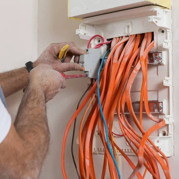 Bir elektrik paneli kurulumu, otomatik anahtarı vidalama, bina yenileme