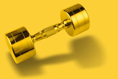 Zıplayan, gölge düşüren, sarı arkaplanda konsept oluşturan, boşluğu kopyalayan altın gibi parlak halterler.