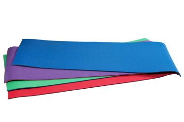 Dört renkli spor salonu ve yoga minderleri üst üste dizilmiş, çeşitli vitrinler, beyaz arka plan, izole edilmiş.