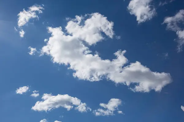 Awan Putih Panjang Dikelilingi Oleh Awan Kecil Langit Biru Close — Stok Foto