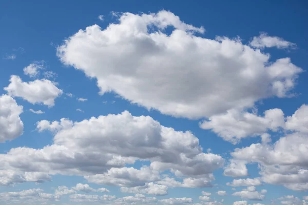 Banyak Besar Dan Kecil Awan Putih Terhadap Langit Biru Close — Stok Foto