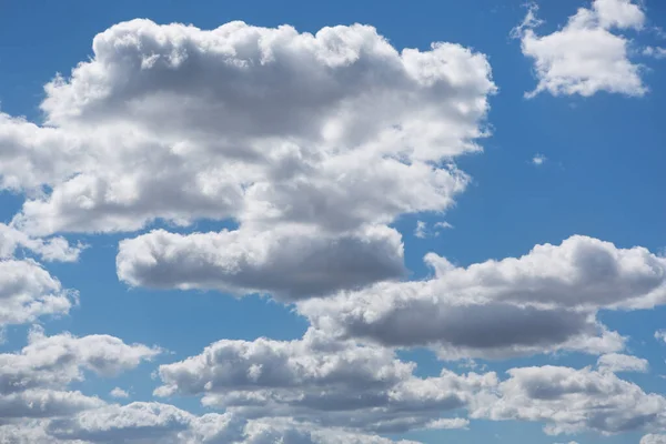 Banyak Awan Datar Besar Backlit Terhadap Langit Biru — Stok Foto