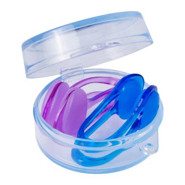 Plastik bir kapta iki burun tıkacı, yüzmek için bir aksesuar, beyaz bir arka planda, izole edilmiş.