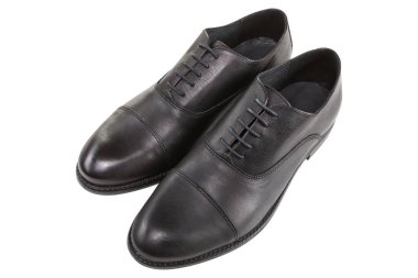 Beyaz arka planda bir çift klasik erkek ayakkabısı, deri iş ayakkabıları, izole