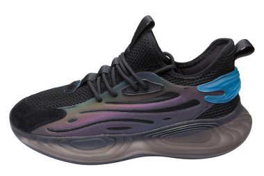 Siyah spor ayakkabılar, kumaştan yapılmış, kalın tabanlı, beyaz arka planda, izole edilmiş.