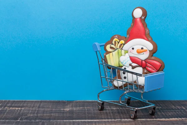 Een Trolley Van Supermarkt Peperkoek Vorm Van Een Kerstsneeuwpop Het — Stockfoto