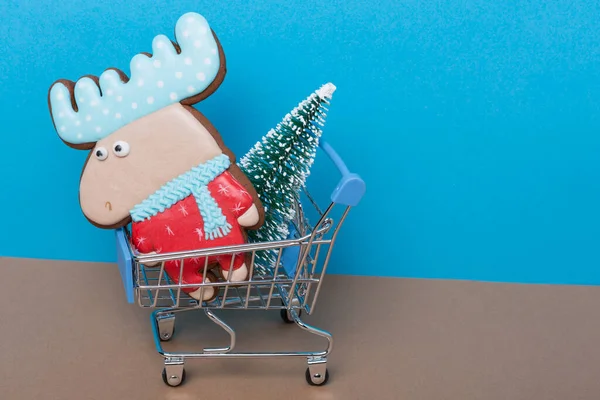 Kerstshoppingconcept Een Elandvormige Peperkoek Een Kerstboom Liggen Een Trolley Van — Stockfoto