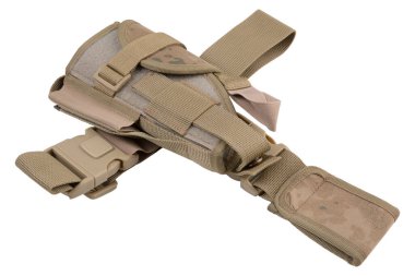 Ordu tabanca kılıfı, kemere ve bacağa bağlanmak için kayışlar, kamuflajlı bej rengi, beyaz arka planda, izole edilmiş.