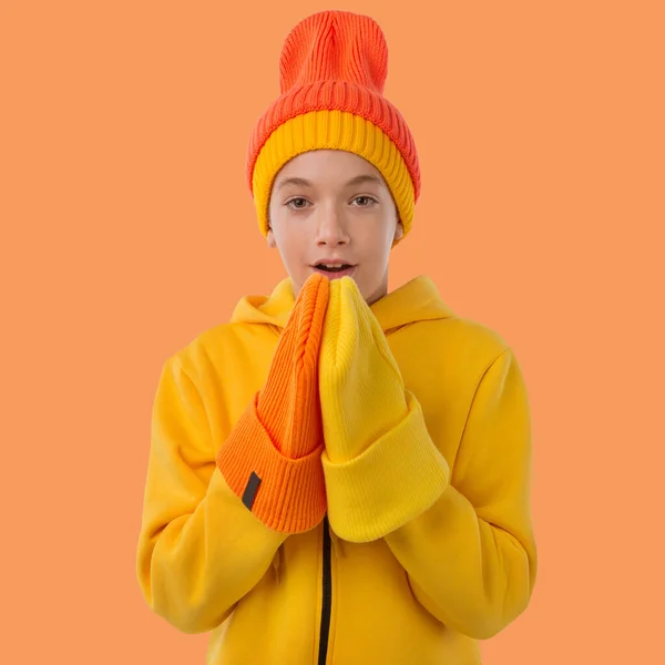 Мальчик Подросток Желтой Толстовке Двумя Цветными Шляпами Голове Двумя Цветными — стоковое фото