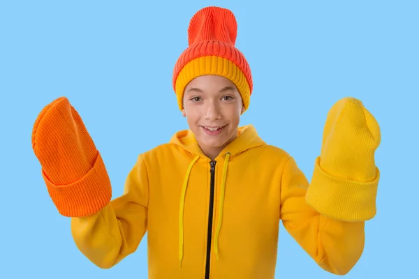 Веселый Подросток Желтой Спортивной Куртке Двумя Цветными Вязаными Шляпами Голове — стоковое фото