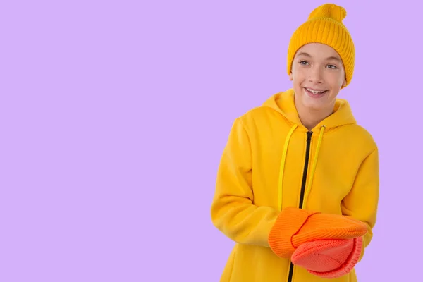 Счастливый Подросток Желтой Толстовке Жёлтой Вязаной Шляпе Голове Держит Руках — стоковое фото
