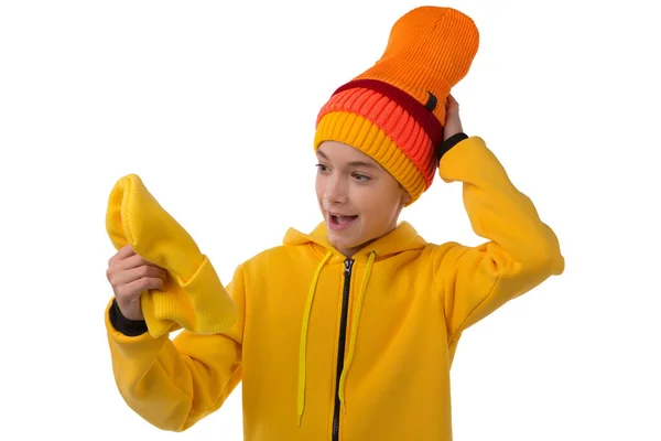 Веселый Подросток Желтой Спортивной Куртке Большим Количеством Цветных Шляп Белом — стоковое фото