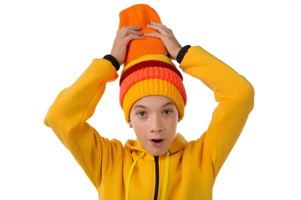 Счастливый Подросток Желтой Толстовке Держит Пятью Руками Цветные Вязаные Шляпы — стоковое фото
