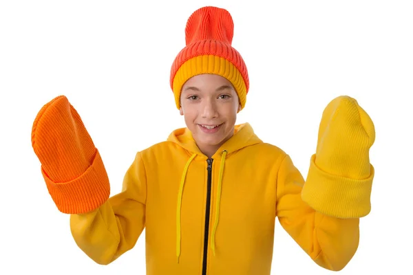 Веселый Подросток Желтой Толстовке Держит Руках Две Цветные Шляпы Улыбаясь — стоковое фото