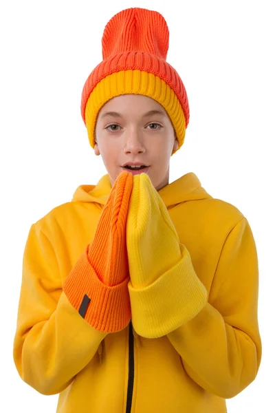 Мальчик Подросток Желтой Спортивной Куртке Держит Руках Две Цветные Шляпы — стоковое фото