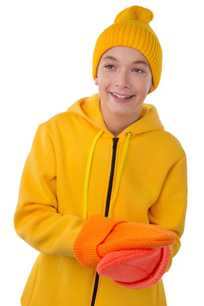 Смеющийся Подросток Жёлтой Спортивной Куртке Держит Руках Две Цветные Шляпы — стоковое фото