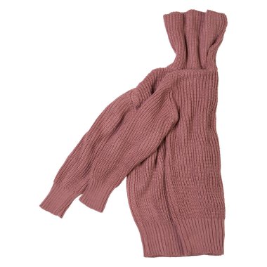 Kahverengi örülmüş yün süveter, ikiye katlanmış, beyaz arka planda, izole edilmiş.