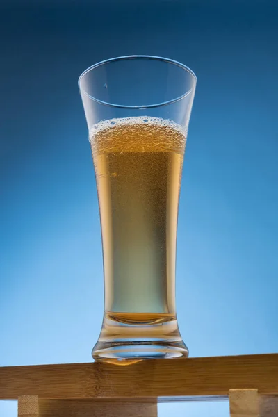 Soporte Madera Vaso Con Cerveza Otra Bebida Sobre Fondo Azul — Foto de Stock