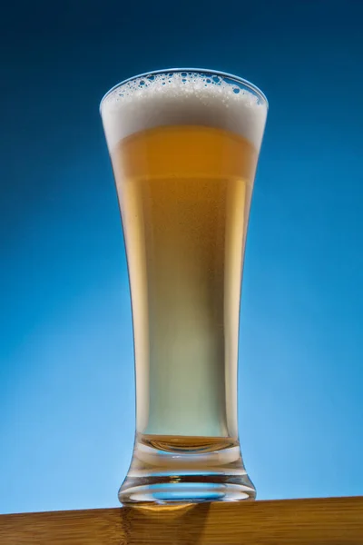 Una Mesa Madera Vaso Alto Está Lleno Cerveza Con Espuma — Foto de Stock