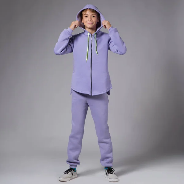 Teenie Model Fliederfarbenem Trainingsanzug Auf Grauem Hintergrund Kapuze Über Den — Stockfoto