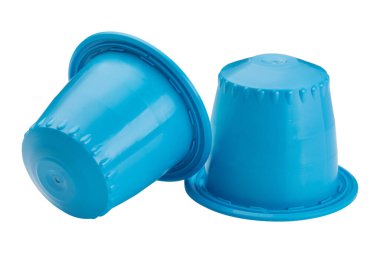 Bir kapsül kahve makinesi için iki mavi kapsül, beyaz arka planda, bir kapsül baş aşağı, izole