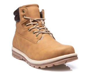 Sarı erkek çizmesi nubuck derisinden, beyaz arka planda, sonbahar ya da kış ayakkabıları, izole edilmiş, kopyalama alanı