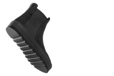 Beyaz arka planda siyah deri çizmeler, sanki yürüyüş, sonbahar ya da kış ayakkabıları, izole edilmiş, kopyalama alanı