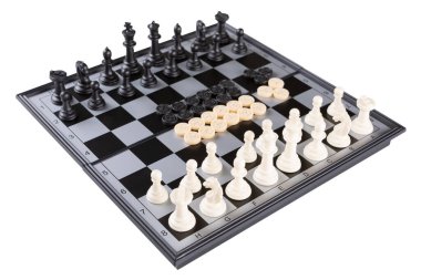 Siyah ve beyaz satranç ve dama tahtalarında, beyaz arka planda, izole edilmiş, masa oyunu
