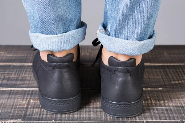 Μαύρα Δερμάτινα Παπούτσια Για Αρσενικά Πόδια Έννοια Ψώνια Πίσω Πλευρά — Φωτογραφία Αρχείου