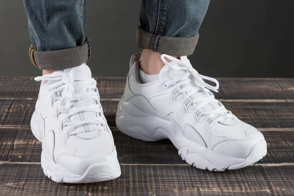 Λευκό High Sneakers Γυναικεία Πόδια Concept Ξύλινες Σανίδες — Φωτογραφία Αρχείου