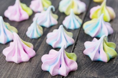 Kahverengi ahşap tahtalarda çok renkli kremalar, yakın çekim.