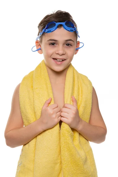 Szczęśliwy Chłopiec Goglami Głowie Żółtym Ręcznikiem Ramionach Uśmiech Koncepcja Białym — Zdjęcie stockowe