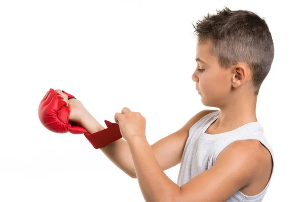 Junge Sportler Zieht Einen Roten Handschuh Für Karate Auf Weißem — Stockfoto
