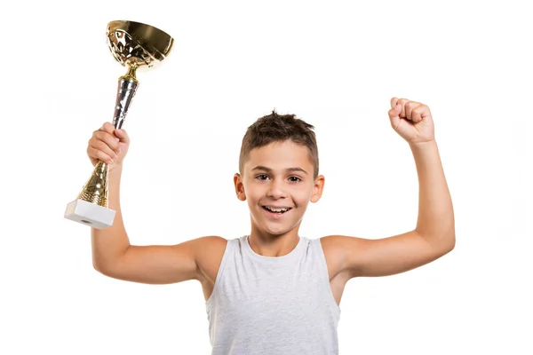 Chłopiec Kubkiem Sportowym Ręku Podniósł Ręce Uśmiechnął Się Radość Zwycięstwa — Zdjęcie stockowe