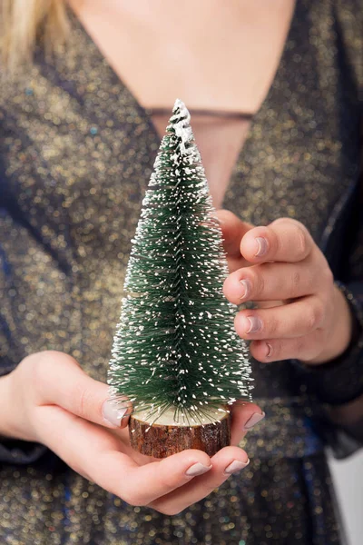 Minimale Kerst Concept Meisje Elegante Jurk Met Een Decoratieve Kerstboom — Stockfoto